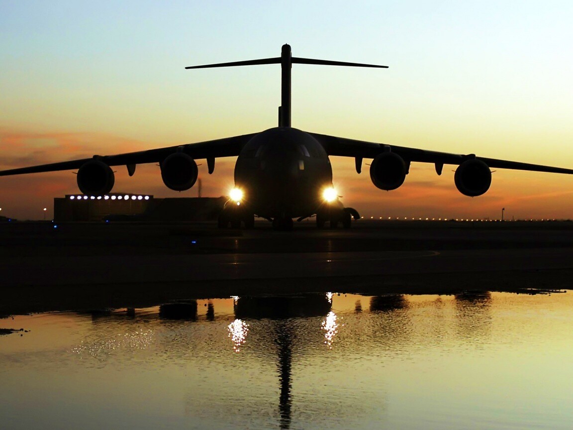 Самолет на взлетной полосе обои