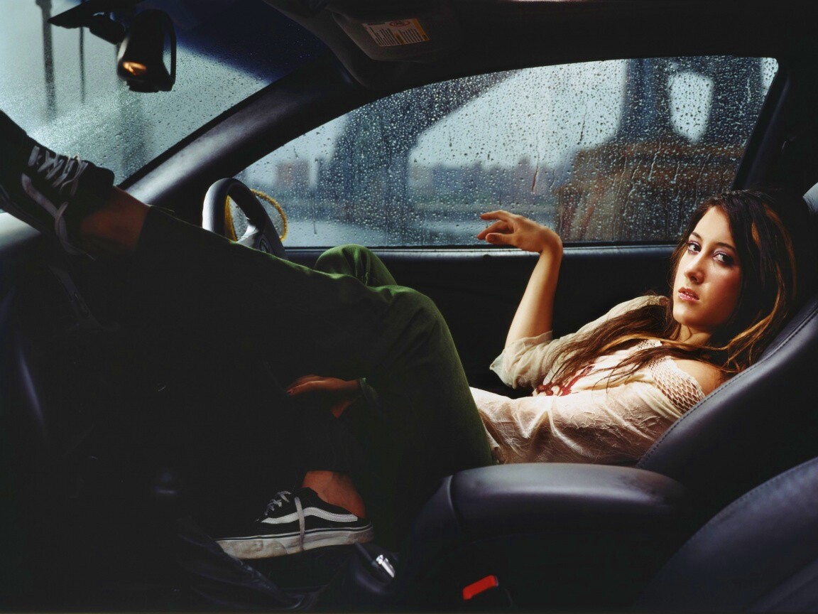 Девушка в автомобиле обои