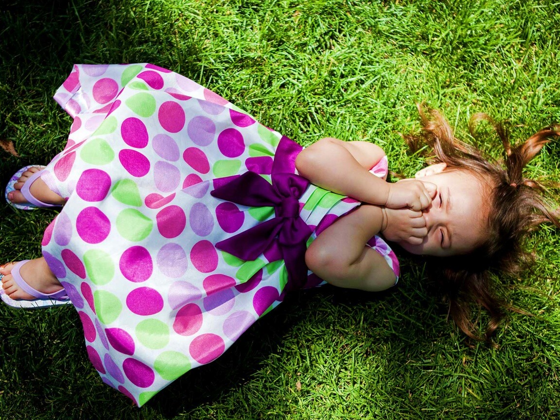 Девочка на траве обои