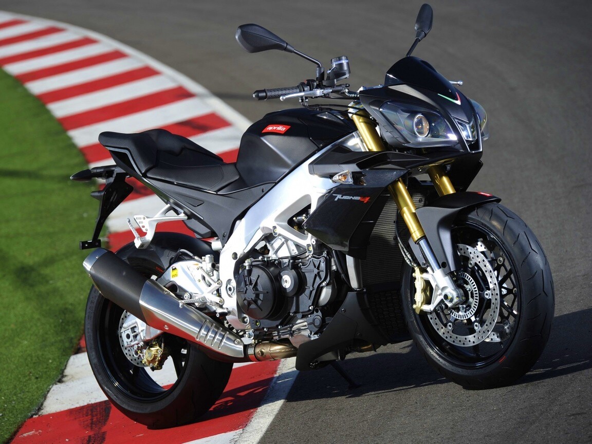 Спортивный мотоцикл Априлия на треке  обои