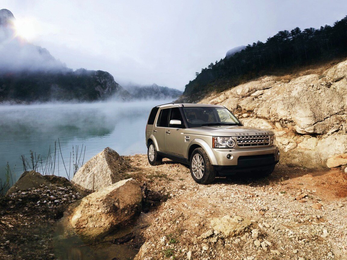 Range rover в горах у реки обои