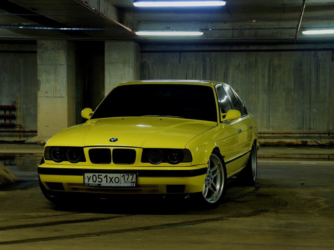 BMW M5 на стоянке обои