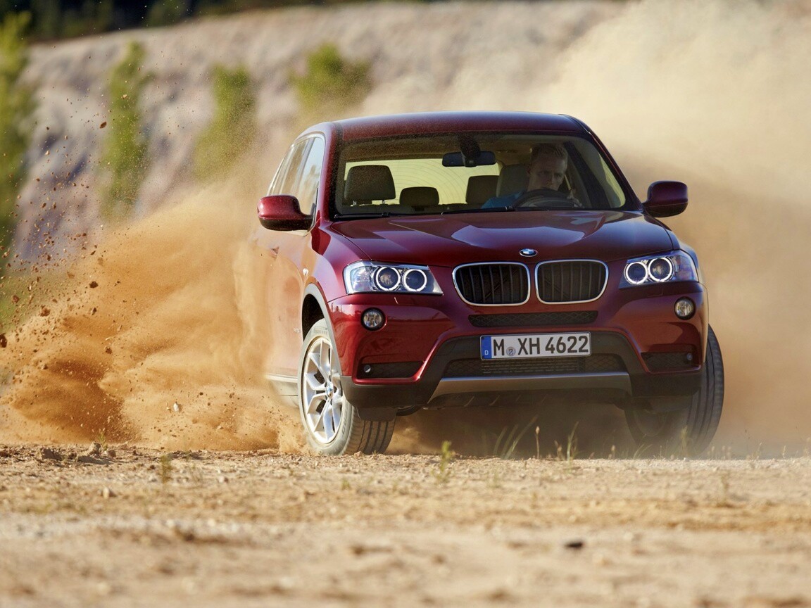 Кроссовер BMW в заносе обои