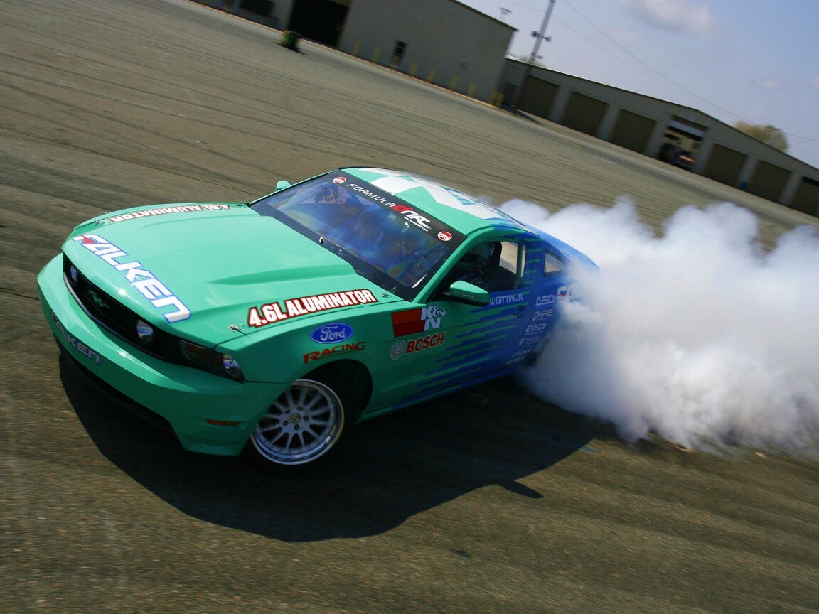 Мустанг дрифтует обои