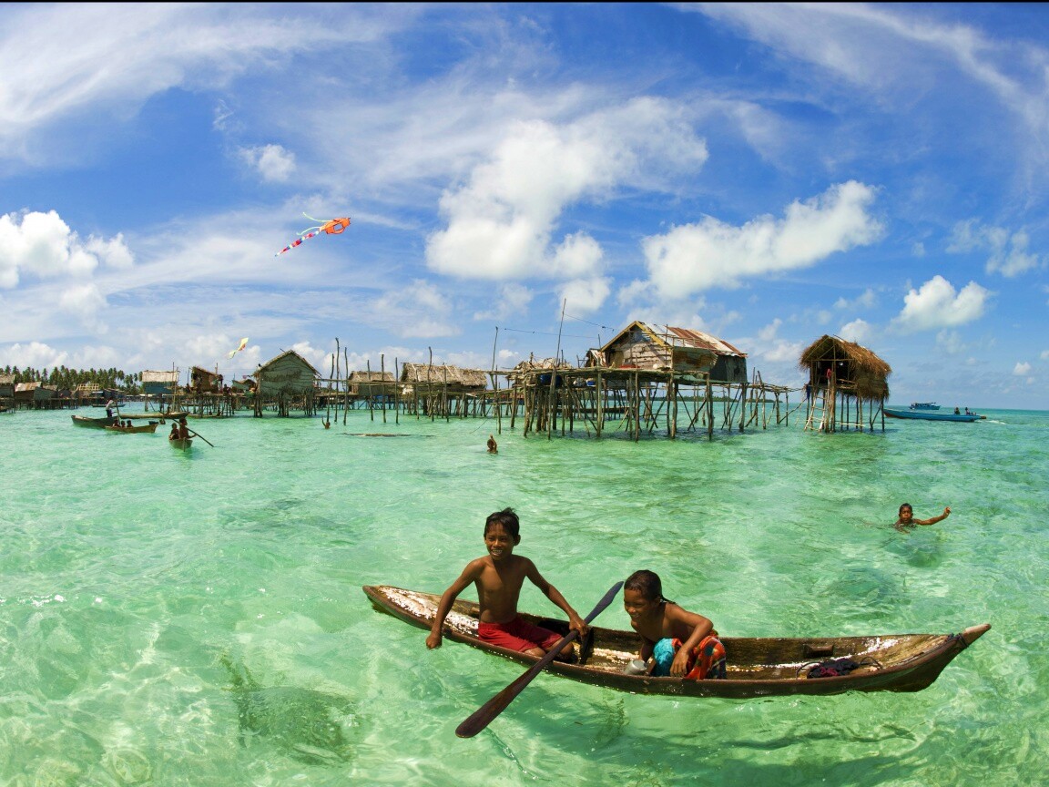 Дети в лодке у поселения туземцев обои