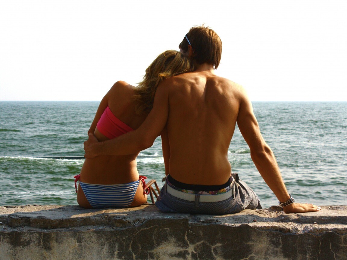 Девушка и парень у моря обои