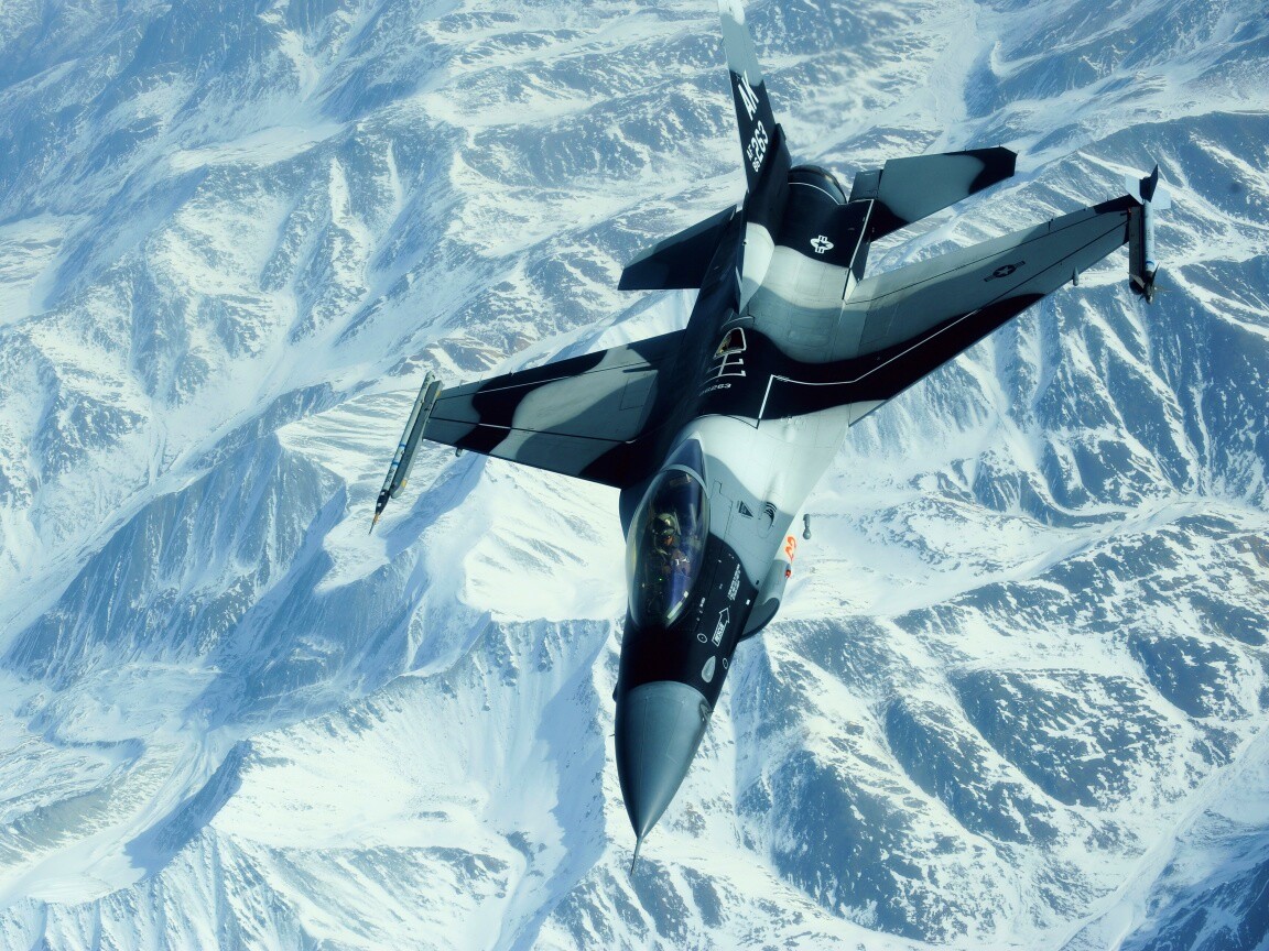 Истребитель над снежными пиками гор обои