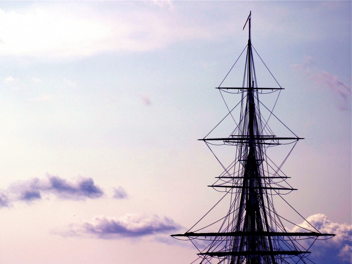 Мачта корабля на фоне неба обои