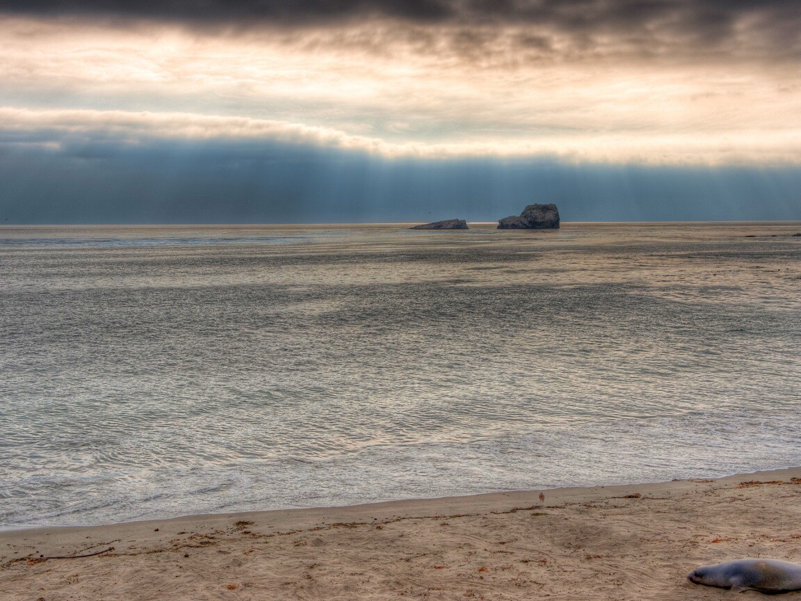 Пляж на фоне светящегосы неба обои