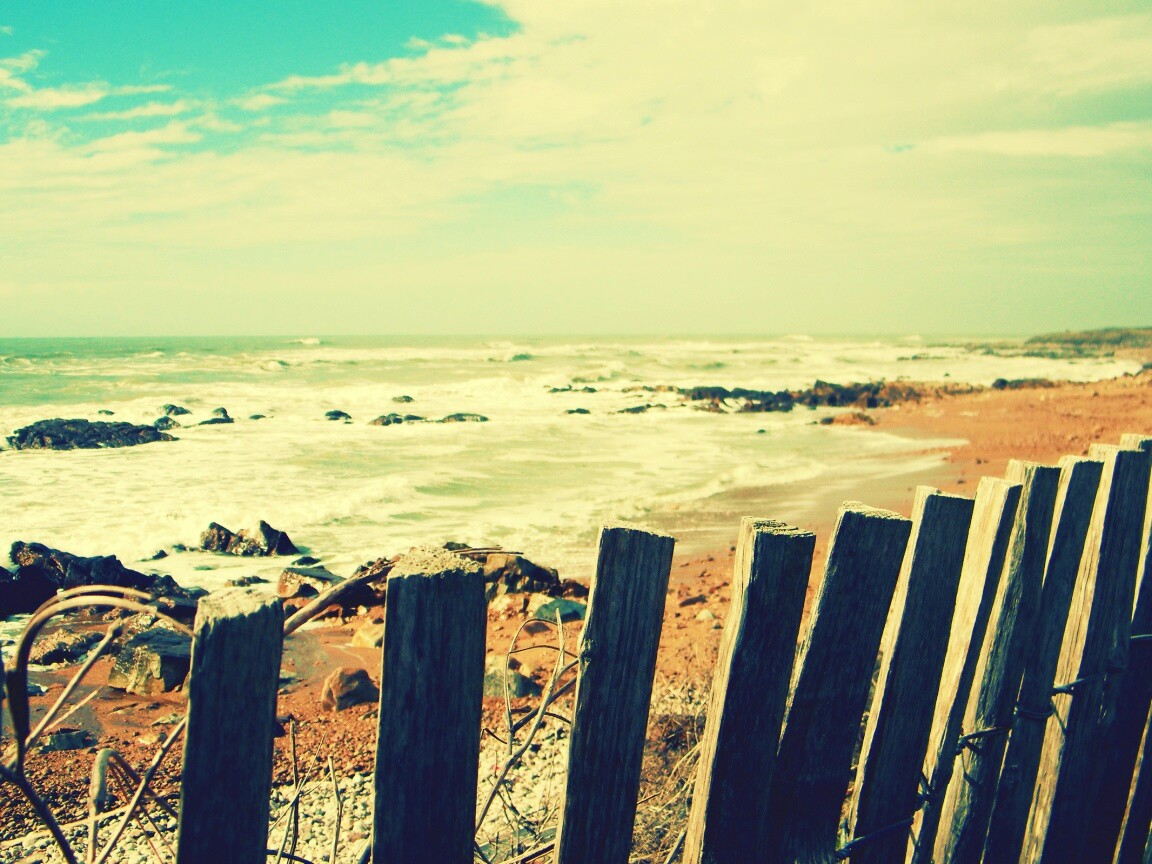 Закрытый пляж за забором обои