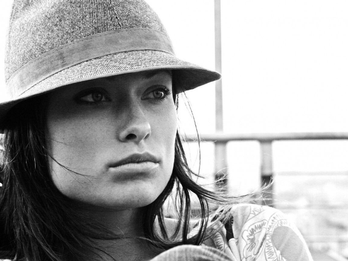 Оливия Уайлд в шикарной шляпе обои