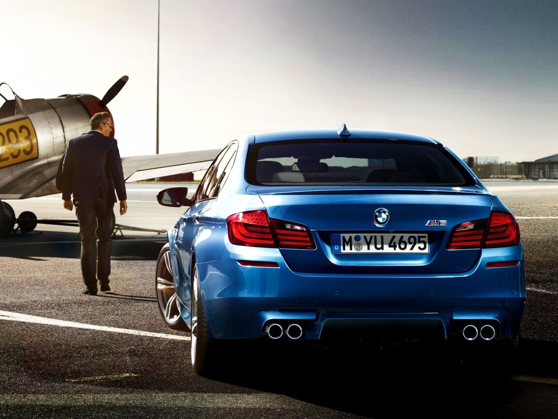BMW F10 M5 на аэродроме обои