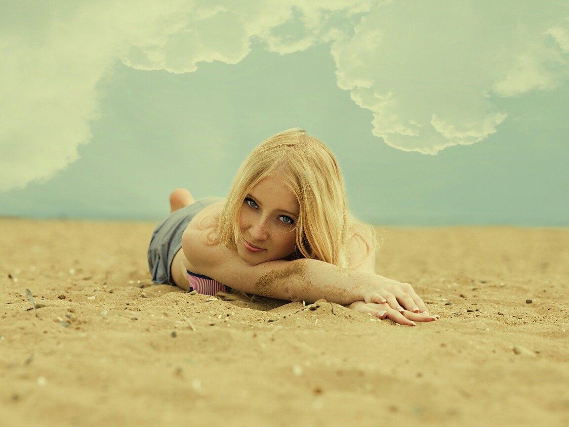 Девушка на песке обои