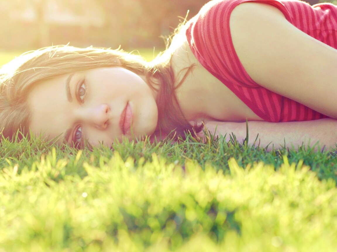 Девушка на траве обои