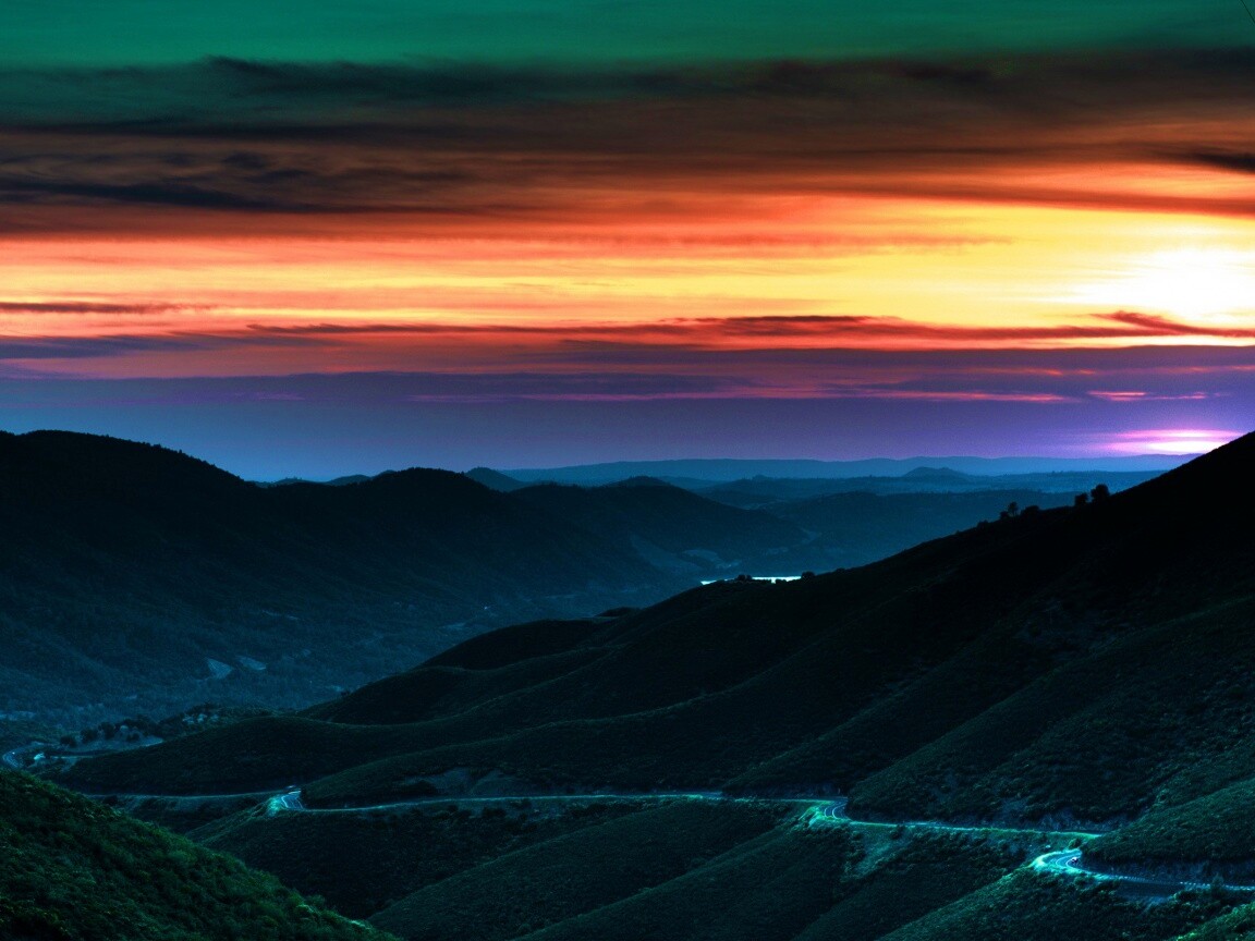 Дорога спускается с гор в долину обои