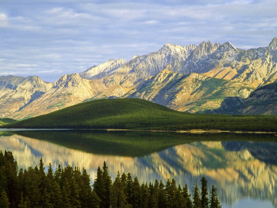 Озеро в предгорье обои