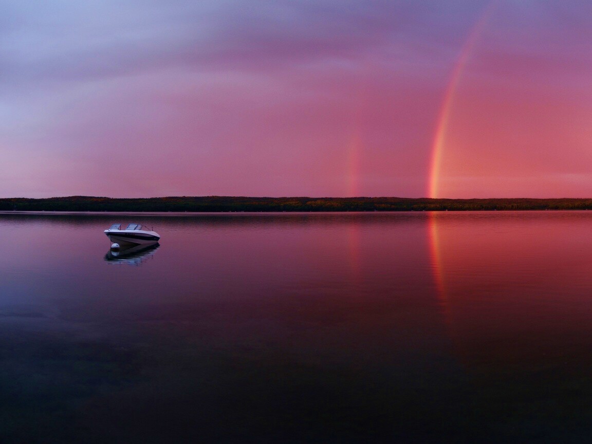 Катер на озере обои