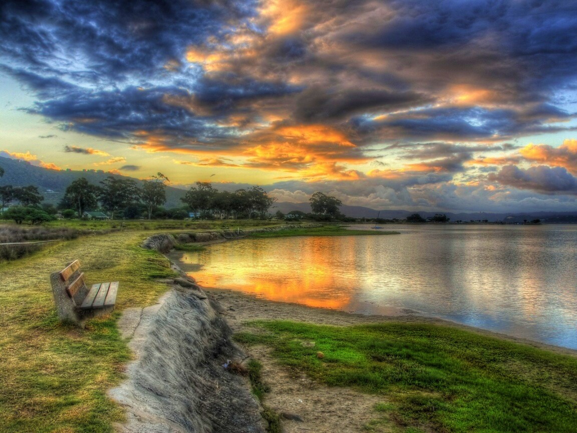 Скамейка у озера обои