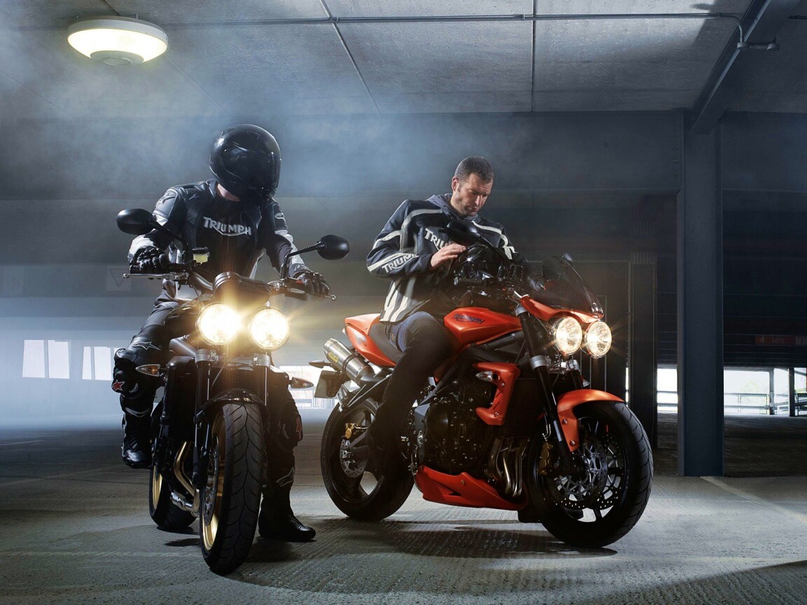 Мотоциклисты на парковке обои