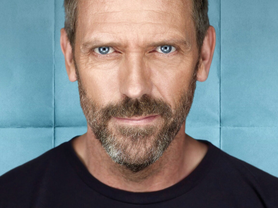 Доктор Хаус в футболке со змеями на трости обои