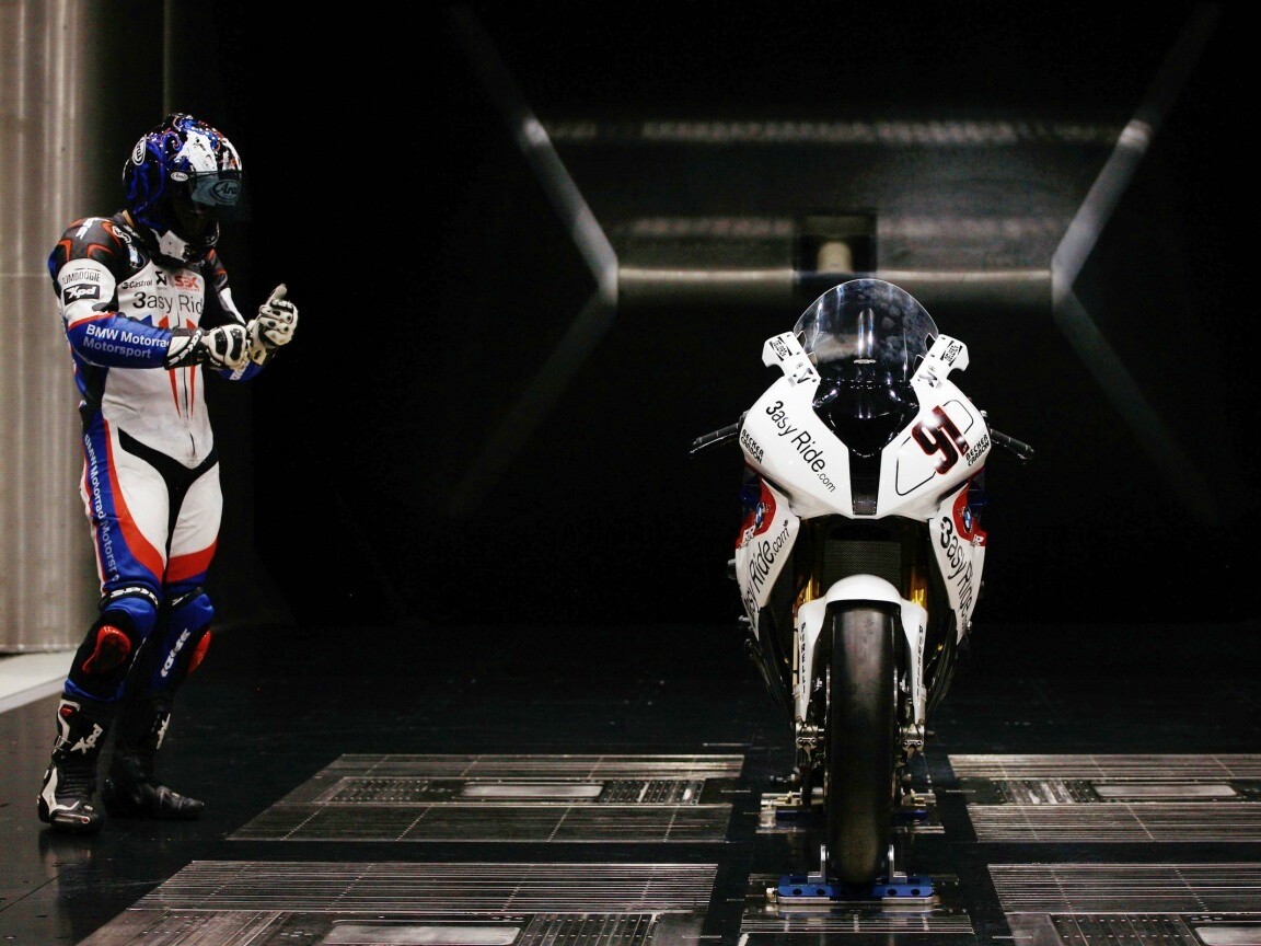 Мотоцикл на тестовом стенде обои