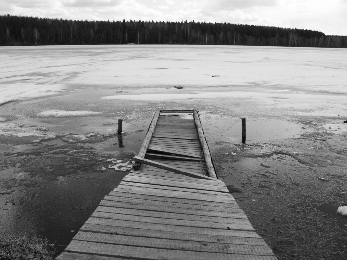 Пирс на замерзшем озере обои