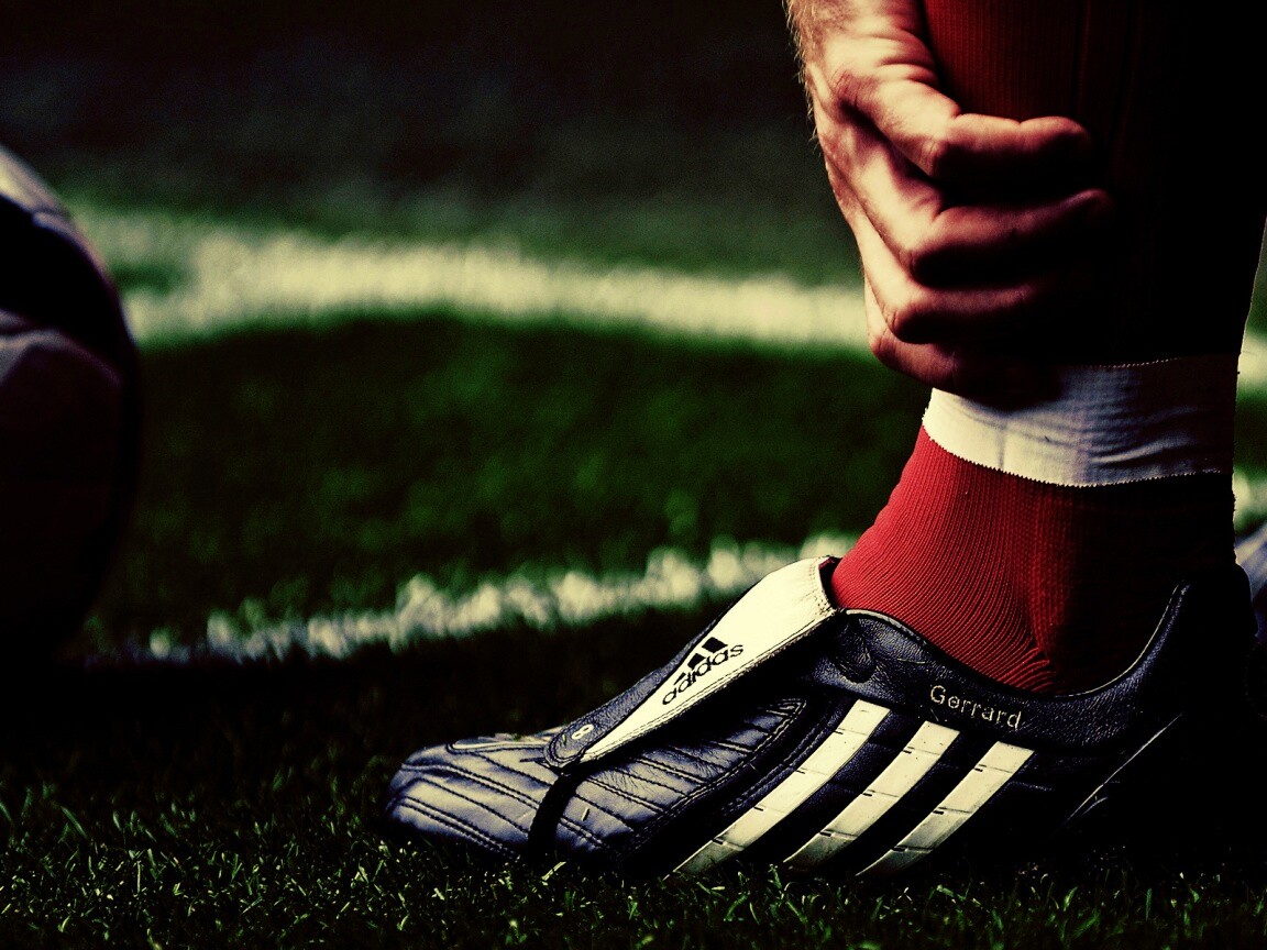 Левая нога футболиста в бутсе обои
