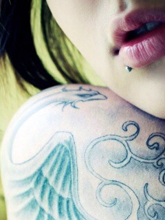 Плечо с татуировкой обои