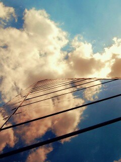 Стеклянный небоскреб уходящий в небо обои