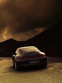Черный Порше на горной дороге обои