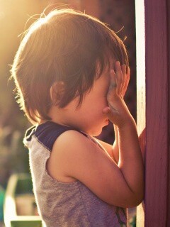 Малыш играет в прятки обои