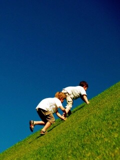Дети взбираются в гору обои