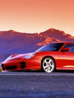 Красный Порше на фоне гор обои