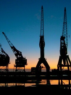 Силуэты портовых кранов обои
