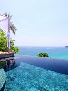 Бассейн на берегу моря обои