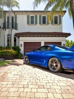 Синее авто у коттеджа обои