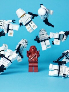 Чубака раскидывает имперских штурмовиков обои