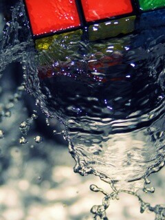 Кубик рубика в воде обои