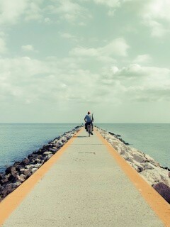 Велосепидист на волнорезе обои