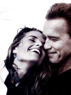 Арнольд Шварцнегер с девушкой обои