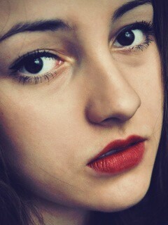 Брюнетка с ярким макияжем и печальным лицом обои