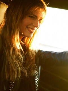 Девушка за рулем автомобиля обои