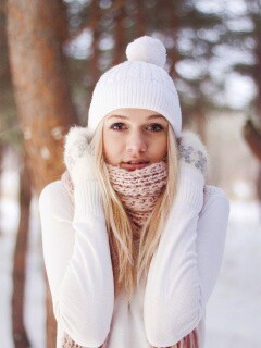 Девушка в белом в снежном лесу обои