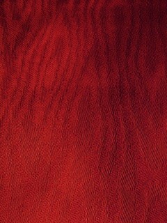 Бордовая узорчатая ткань обои