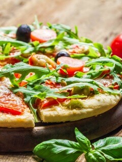 Свежая пицца с рукколой обои