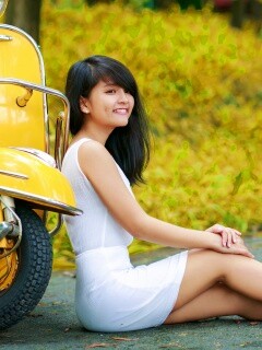 Девушка и мопед обои