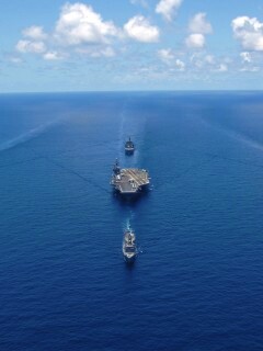 Авианосец с эскортом обои