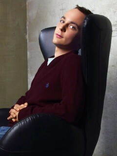 Джим Парсонс в крселе обои