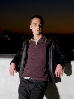 Джим Парсонс на балконе обои