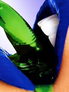 Пьющая девушка обои